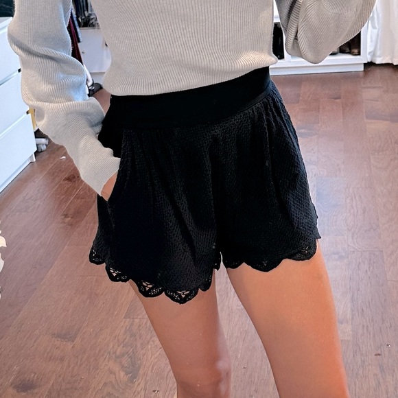 Amazing detail - high waist black shorts with scalloped edge - Picture 2 of 10